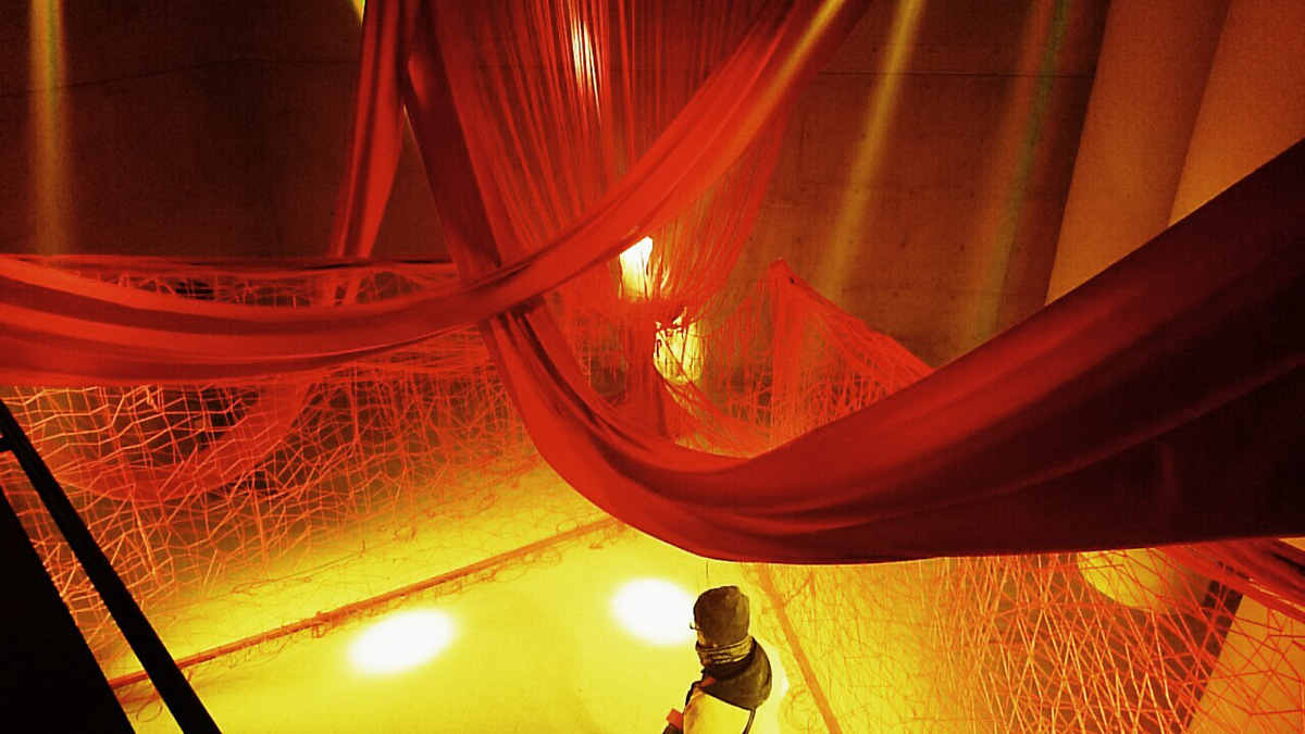 赤い糸の壁とドレープ布の抽象空間スタジオ美術セット（黄ライティング）