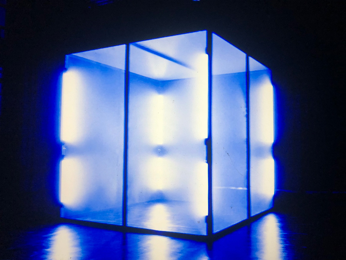 発光する箱の部屋のスタジオ美術セット