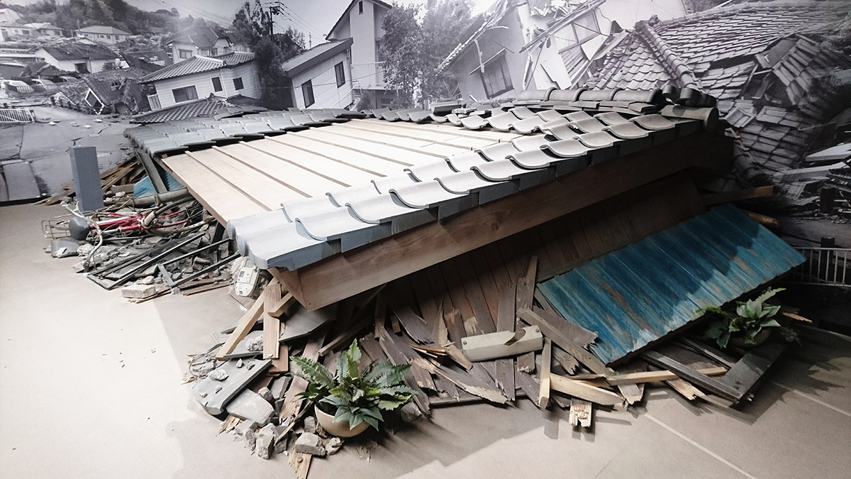 防災館に設置の震災で倒壊した家屋の常設展示美術セット（右斜め方向）