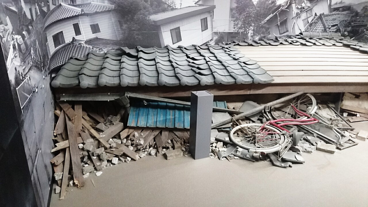防災館に設置の震災で倒壊した家屋の常設展示美術セット（左斜め方向）