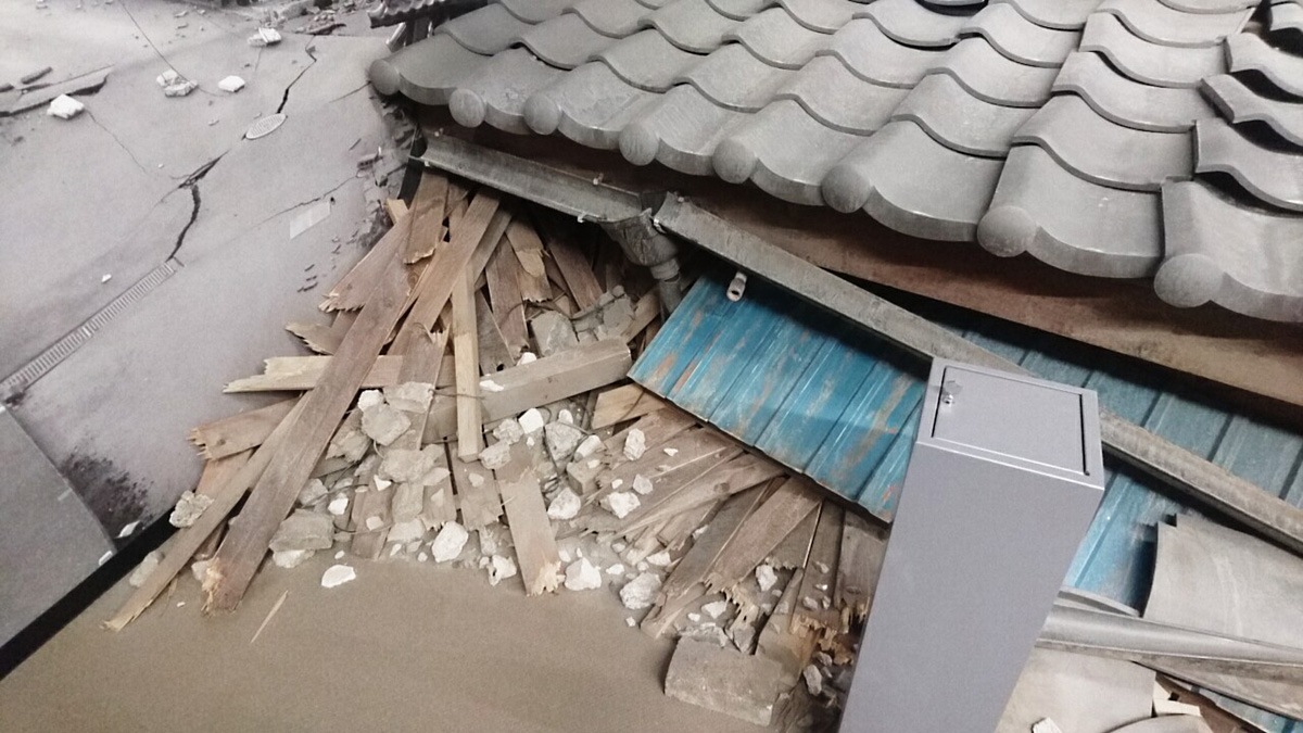 防災館に設置の震災で倒壊した家屋の常設展示美術セット（左斜め方向寄り画）