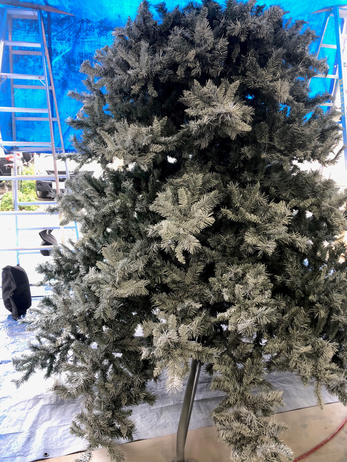 スノーホワイトクリスマスツリー＆アンティークゴールド塗装仕上げの鉢土台（正面方向）