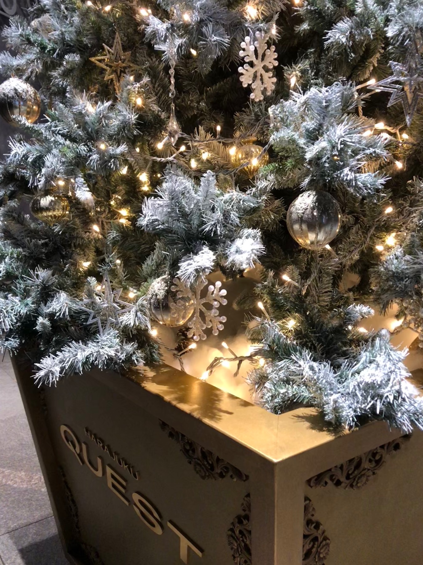 スノーホワイトクリスマスツリー＆アンティークゴールド塗装仕上げの鉢土台（右斜め方向寄り画）
